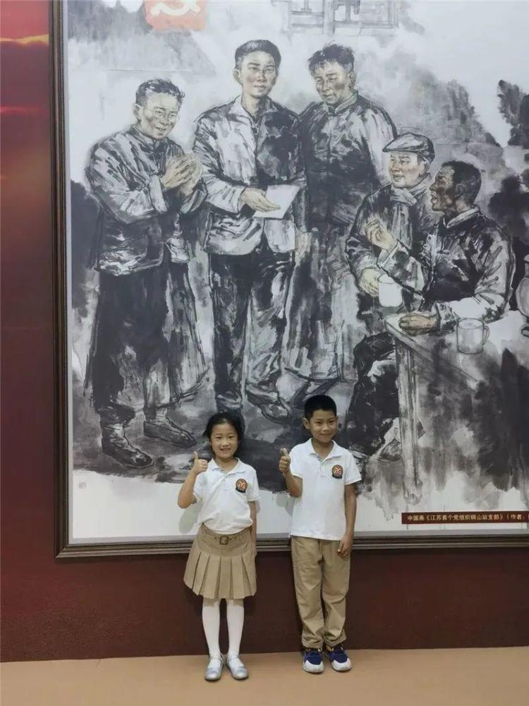 黄晓明带娃被拍，全程低头玩手机不理儿子，你对他有何看法？
